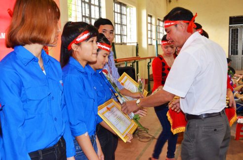 Ông Nguyễn Đức Phú phó Văn phòng Ban chỉ đạo VĐ Hiến máu tình nguyện tỉnh Đắk Lắk trao giấy khen cho sinh viên CĐSP Đắk Lắk