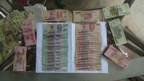 Ông Thụt chụp ảnh các seri tiền trước khi giao cho bà Hoa để làm bằng chứng tố cáo