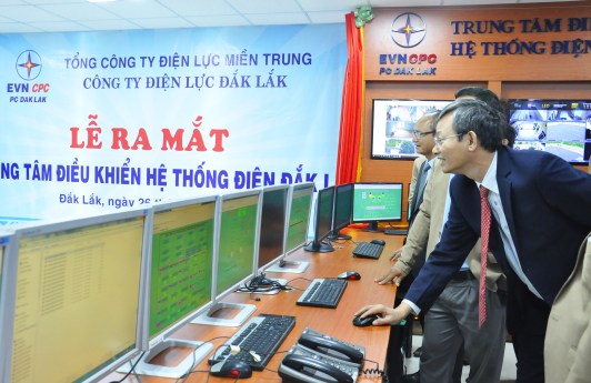 Ông Trần Đình Nhân Chủ tịch HĐQT kiêm TGĐ Cty Điện lực miền Trung thực hiện thao tác xa Trạm 110 kV Cư M’Gar tại Trung tâm điều khiển hệ thống điện Đắk Lắk
