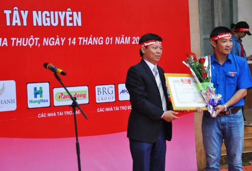 Ông Trần Thanh Lâm phó Tổng Biên tập báo Tiền Phong trao bằng khen của Trung ương Đoàn cho Đoàn trường ĐH Tây Nguyên