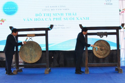 Đại diện lãnh đạo tỉnh và Công ty cổ phần đầu tư Trung Nguyên đánh cồng khởi công dự án