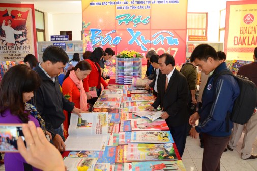 Đọc báo tết tại Thư viện tỉnh