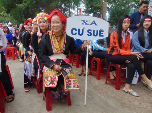 Đồng bào Dao và Mông xã Cư Suê tham gia cổ vũ Chủ Nhật Đỏ