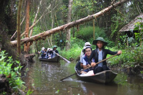 Đi xuồng trên thủy đạo Xẻo Quýt