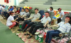 Đoàn cán bộ xã Cư Suê cùng hiến máu