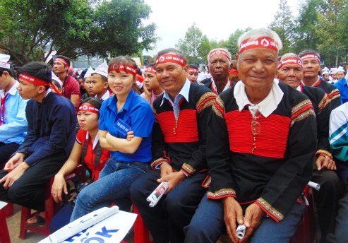 Các già làng tham gia cổ vũ tinh thần Chủ Nhật Đỏ