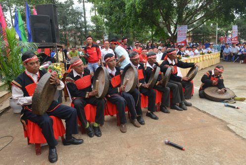 Các nghệ nhân đánh chiêng cũng đeo băng tình nguyện viên hiến máu