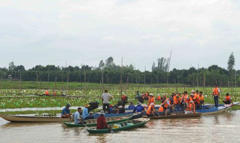 Các phóng viên đi thực tế vùng rau thủy sinh ở huyện Thanh Bình