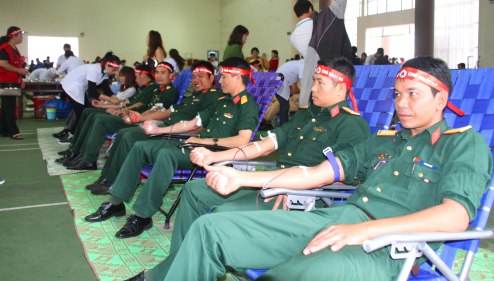 Cán bộ Ban chỉ huy Quân sự huyện đi hiến máu