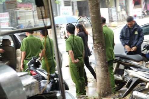 Công an tỉnh Đắk Lắk đưa thẩm phán Hoa từ nhà lên tòa để xác minh