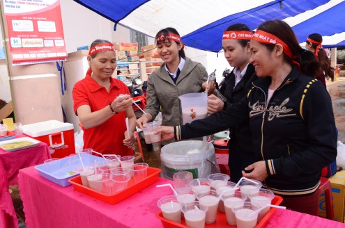 Cả gia đình bà Cúc hoan hỉ phục vụ Chủ Nhật Đỏ