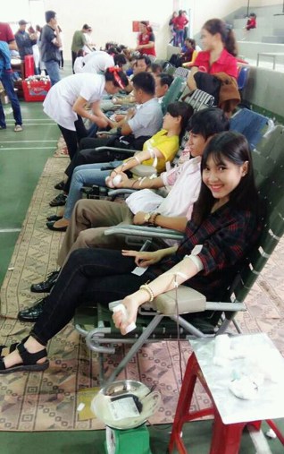 Chị Dung phóng viên báo Việt Nam Mới hiến máu