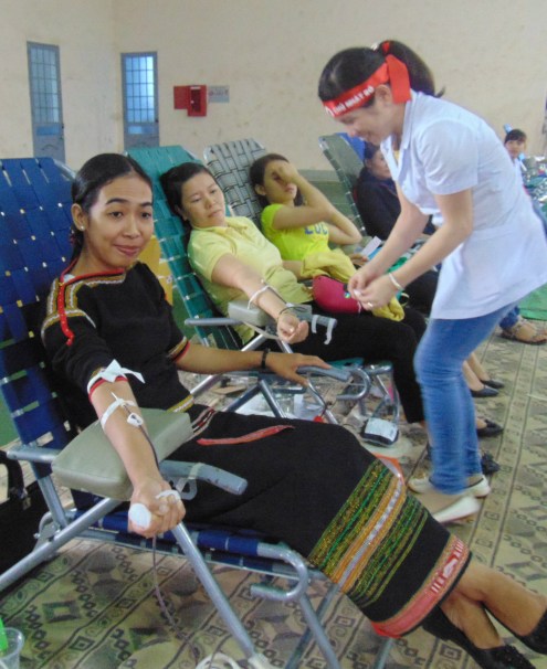 Chị H'Giang Niê vui vẻ hiến máu