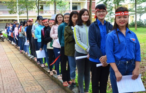 Chờ được gọi tên vào khám sức khỏe để hiến máu