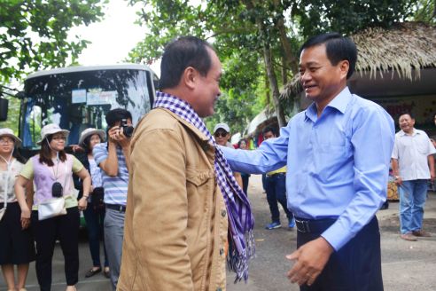 Chủ tịch UBND tỉnh Đồng Tháp thân chinh đón và tặng khăn rằn Nam Bộ cho đoàn phóng viên Famtrip từ xa đến