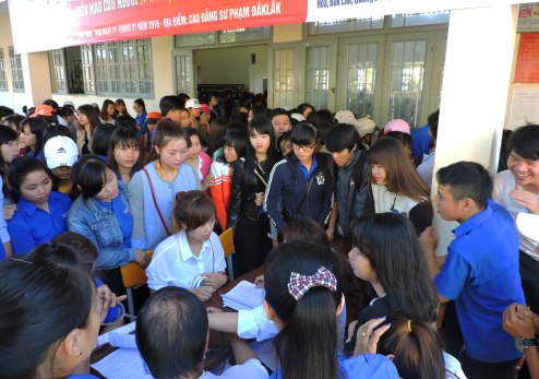 Chen chúc đăng ký hiến máu tại Cao đẳng sư phạm Đắk Lắk