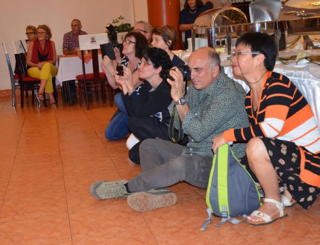 Các du khách chăm chú quay phim các tiết mục văn nghệ