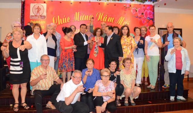 Đoàn du khách và lãnh đạo tỉnh Đắk Lắk nâng ly mừng năm mới