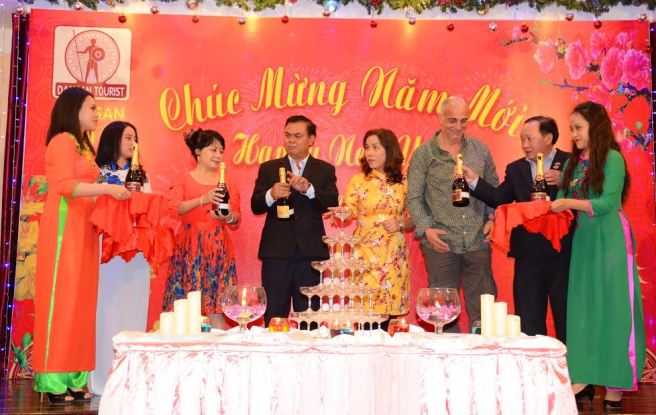 Đồng chi Bí thư tỉnh ủy Y Phu Êban cùng nhà báo Hoàng Thiên Nga 