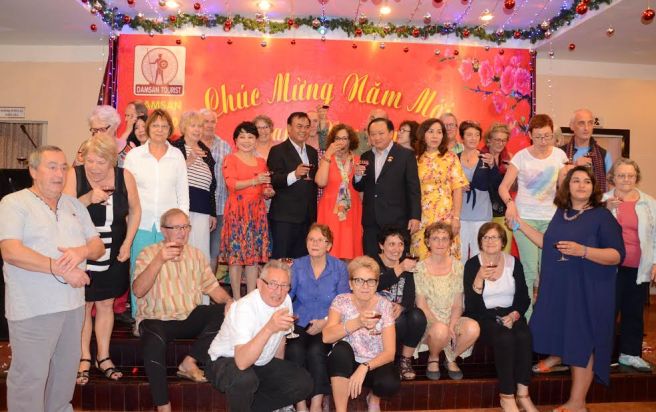 Du khách các quốc tịch chụp ảnh nâng ly sâm banh đón giao thừa