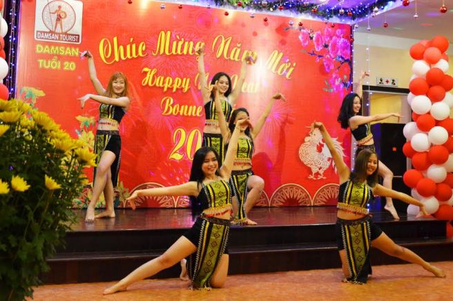 Một điệu  múa Tây Nguyên mở đầu chương trình ca nhạc đêm giao thừa