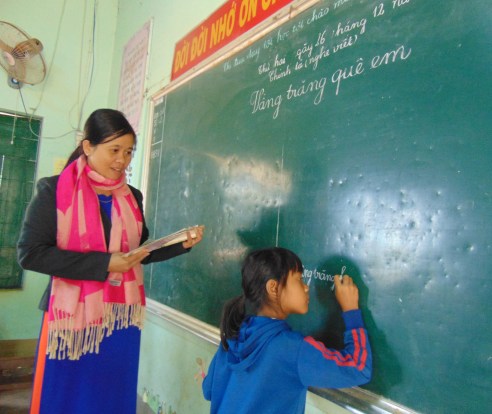 H' Trâm chăm chỉ học bài trên lớp.jpg