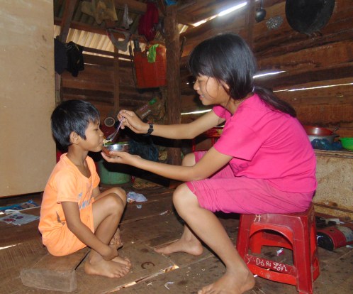 Chị gái bón mì tôm cho Y Đô Ri ăn