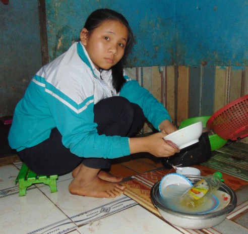 Thoa giúp mẹ việc nhà