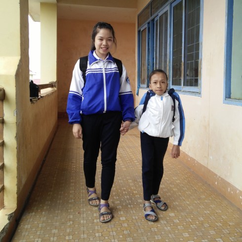 Hoài (bên phải) nhỏ như học sinh lớp 1