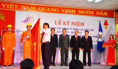 Gắn Huân chương Lao động hạng Nhất lên cờ cho Công ty Điện Lực Đắk Lắk