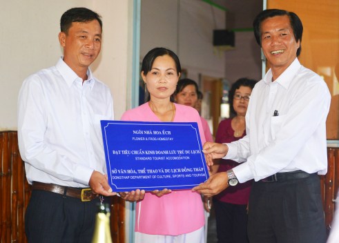 Giám đốc Sở VHTTDL tỉnh Đồng Tháp trao biểu trưng chứng nhận mô hình du lịch Homestay đầu tiên cho vợ chồng Hùng-Hoa