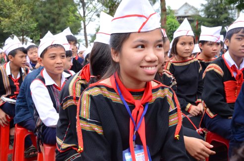 Học sinh các dân tộc chăm chú theo dõi