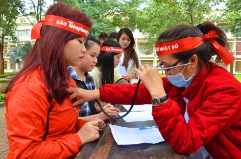 Khám sức khỏe trước khi hiến máu tại trường CĐSP Đắk Lắk