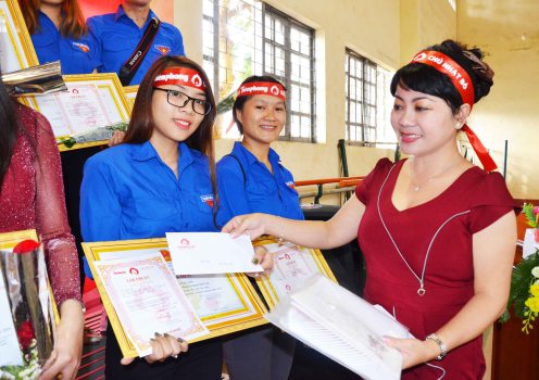 Khen thưởng các đoàn viên xuất sắc về hiến máu cứu người