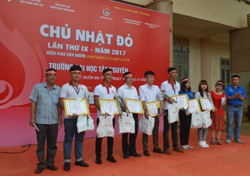 Khen thưởng cho các cá nhân- tập thể xuất sắc tại trường Đại học Tây Nguyên