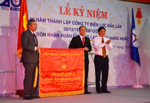 Lãnh đạo tỉnh tặng bức trướng kỷ niệm 40 năm thành lập Điện lưc Đắk Lắk