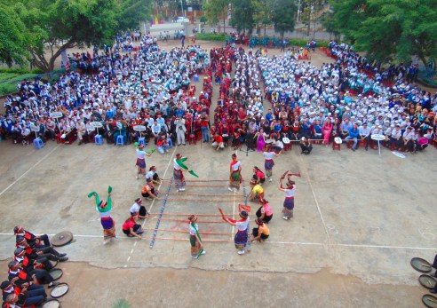 Múa sạp của dân tộc Thái trong lễ phát động Chủ Nhật Đỏ tại Cư Mgar