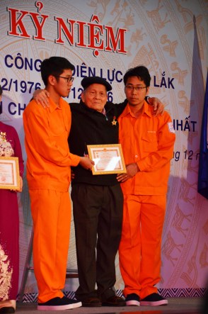 Một cán bộ lão thành của Điện Lực được tặng kỷ niệm chương