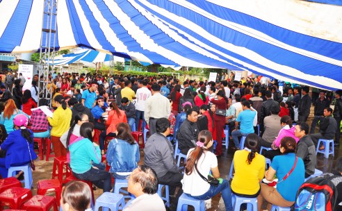 Ngồi chờ đến lượt xướng tên vào khám sức khỏe để hiến máu