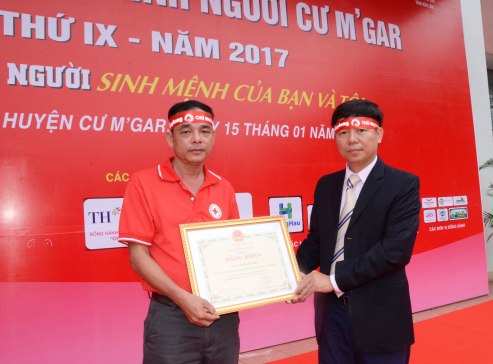 Nhà báo Trần Thanh Lâm phó BTC chương trình Chủ Nhật Đỏ trao bằng khen của Bộ Y Tế cho ông Nguyễn Đức Phú phó Văn phòng thường trực BCĐ VĐHMTN tỉnh Đắk Lắk