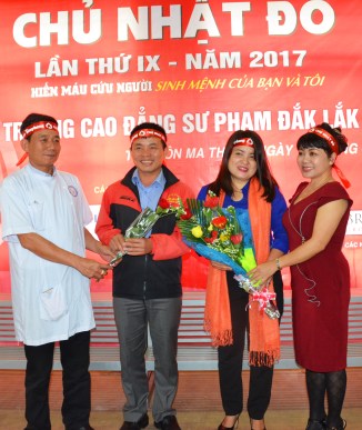 Nhà báo Hoàng Thiên Nga trưởng Ban Tổ chức CNĐ tại Đắk Lắk cùng Kỹ thuật viên Đặng Văn Hóa tặng hoa cho chị Thúy Thanh và anh Viết Vinh đến hiến 