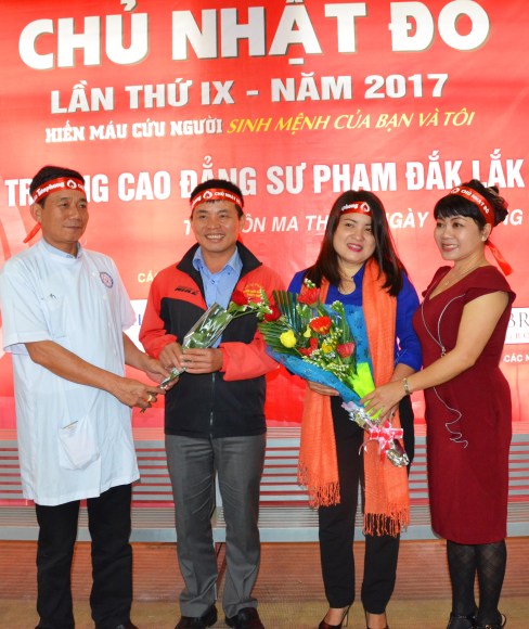 Nhà báo Hoàng Thiên Nga trưởng Ban Tổ chức CNĐ tại Đắk Lắk cùng Kỹ thuật viên Đặng Văn Hóa tặng hoa cho chị Thái Thanh và anh Viết Vinh đến hiến