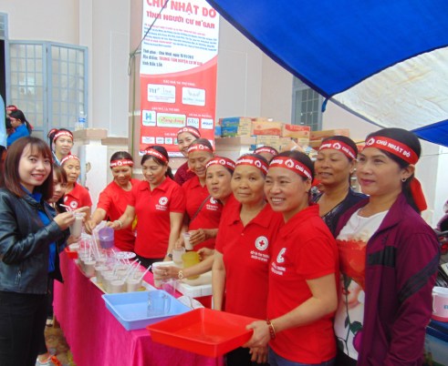 Nhóm Bếp của các mẹ chị hăng hái phục vụ Chủ Nhật Đỏ