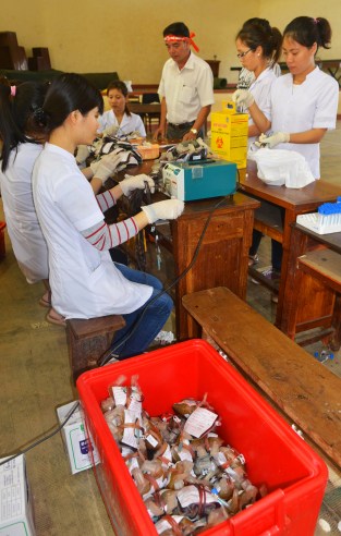 Nhóm kỹ thuật viên tiếp nhận và phân loại máu hiến