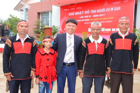 Phó trưởng BTC Chủ Nhật Đỏ Trần Thanh Lâm chụp ảnh cùng các già làng và em bé Ê Đê