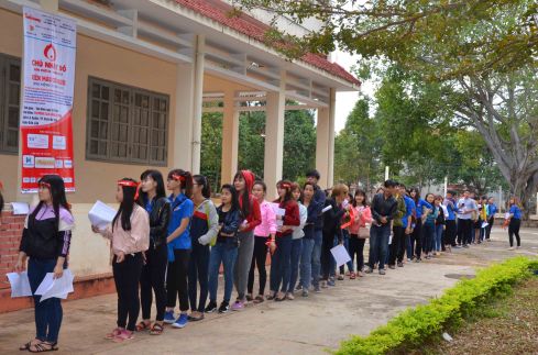 Sinh viên cao đẳng sư phạm đa số nhẹ cân thấp bé nhưng từ sáng sớm đã xếp hàng dài chờ đến lượt khám sức khỏe để hiến máu