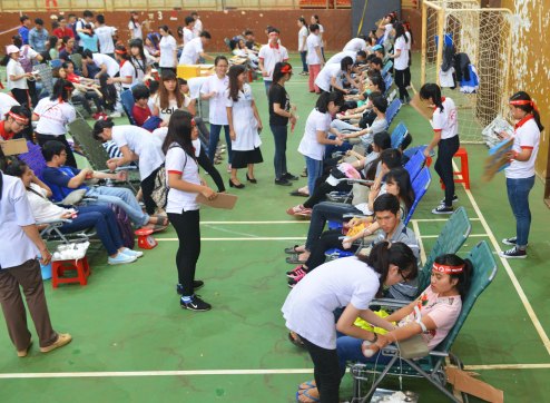Sinh viên hiến máu trong Nhà thi đấu trường ĐH Tây Nguyên