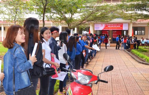 Sinh viên vui vẻ xếp hàng chờ gọi tên vào khám sàng lọc