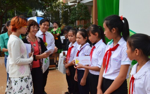 Bà Nicole cùng ông Thái Văn Tài phó giám đốc sở GDĐT Đắk Lắk trao các phong bì học bổng do Hội Hữu nghị tự thiết kế