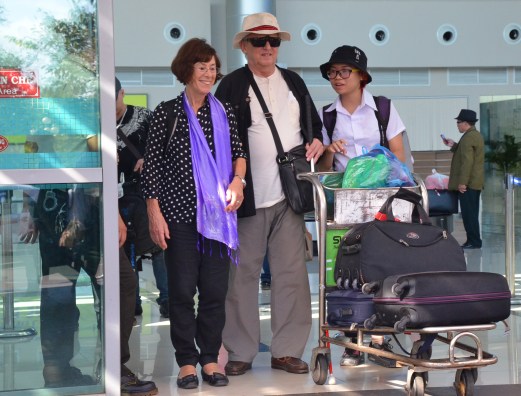 Ông bà Nicole-Raymond cùng con gái nuôi Bích Thủy tại sân bay Buôn Ma Thuột